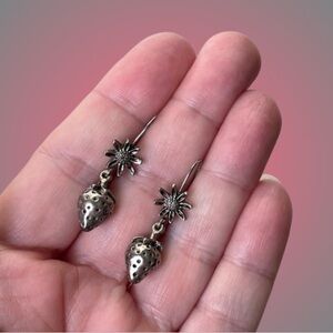 Vintage silvertone sunflower & strawberry dangle earrings